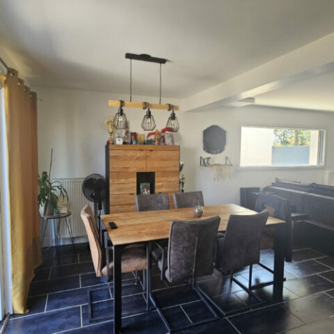 Contemporaine de type 6 en très bon état sur terrain clos de