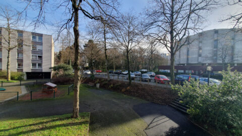 Au calme, appartement (80 m2), avec balcon, stationnement et