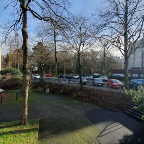Au calme, appartement (80 m2), avec balcon, stationnement et