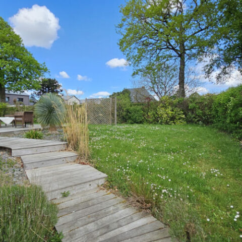 En impasse, belle maison (126 m2) sur terrain de 559 m2.