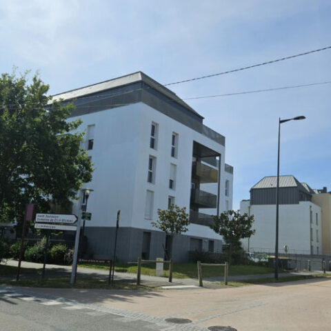 Appartement (30m2) avec terrasse et stationnements.