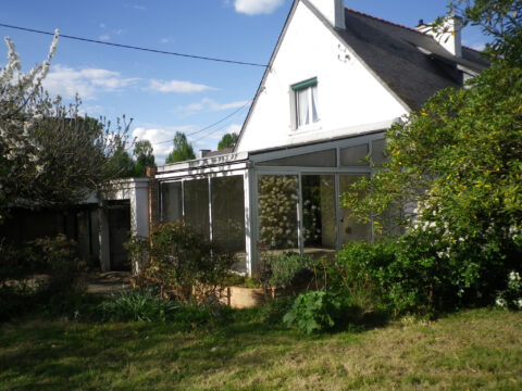 Beaux volumes pour cette maison située sur 881 m2 clos et ar