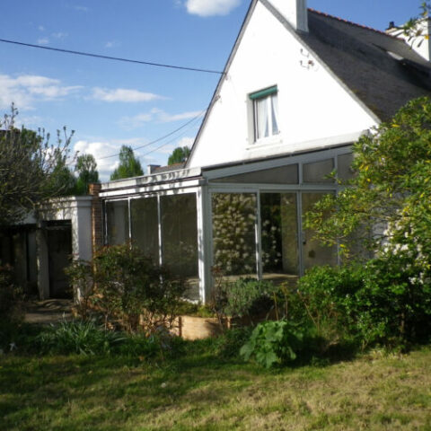 Beaux volumes pour cette maison située sur 881 m2 clos et ar