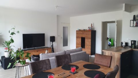 Beaux volumes pour cet appt récent (82 m2) avec terrasse et