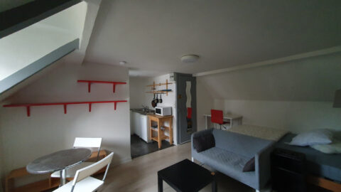 Situation idéale pour ce studio (19 m2 / 24 m2 au sol).