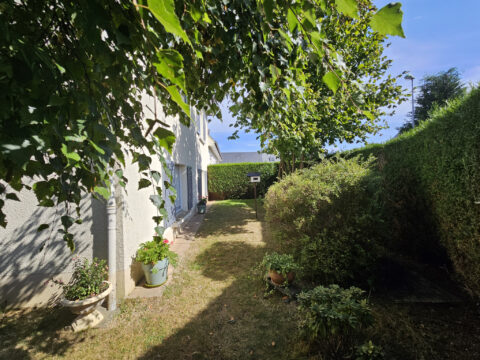 Au coeur de St ERBLON, belle maison sur terrain de 365 m2.