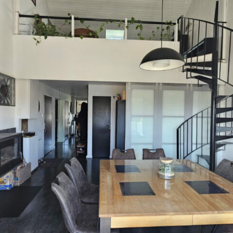 Superbe appartement en duplex (82 m2) avec balcon.